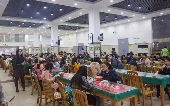 職校食堂用餐圖片