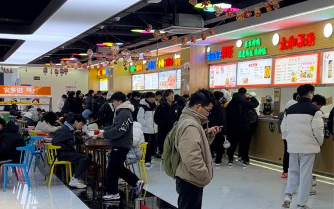 福建晉江大型園區(qū)餐廳就餐現(xiàn)場(chǎng)圖片